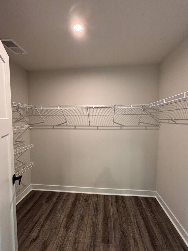 Building Photo - 300 Golan Cir