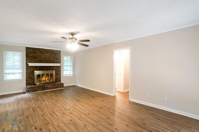 Building Photo - 58 Fair Oaks Dr SE