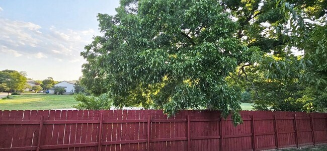 Building Photo - Spacious 2,324 Sqft 4-Bedroom Home with Gr...