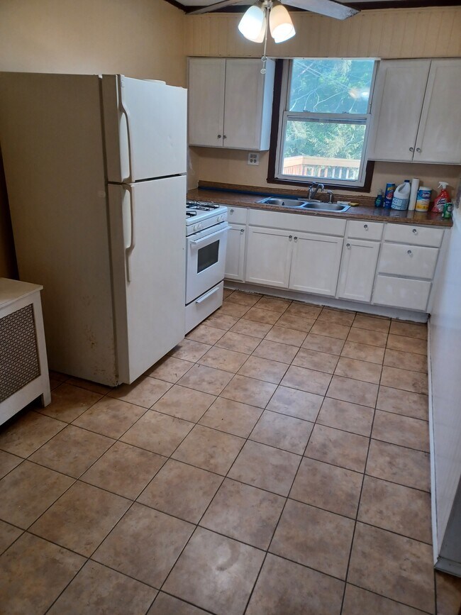 Kitchen - 12 Vernon Ter