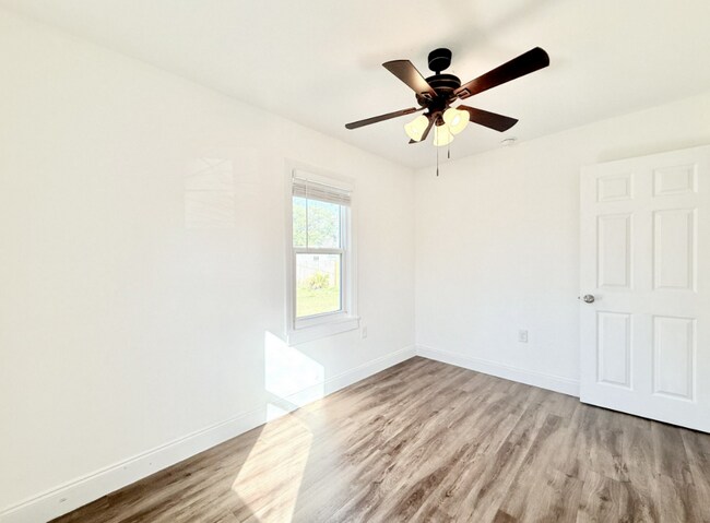 Building Photo - 2845 17th Ave N