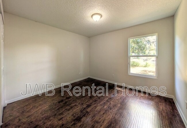 Building Photo - 925 Killarney Ave