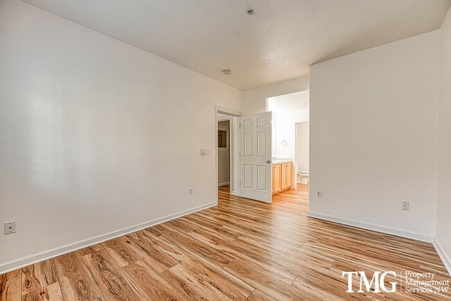 Building Photo - Cute Condo w/ 2 Beds 2 Baths and Patio in Beaverton!