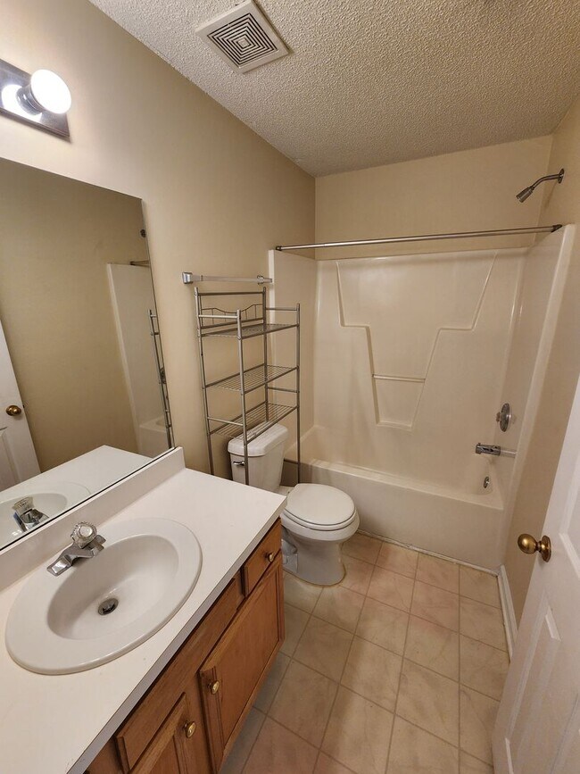 Building Photo - Comfortable 3BD, 2.5BA North Raleigh Townhome with HOA Amenities