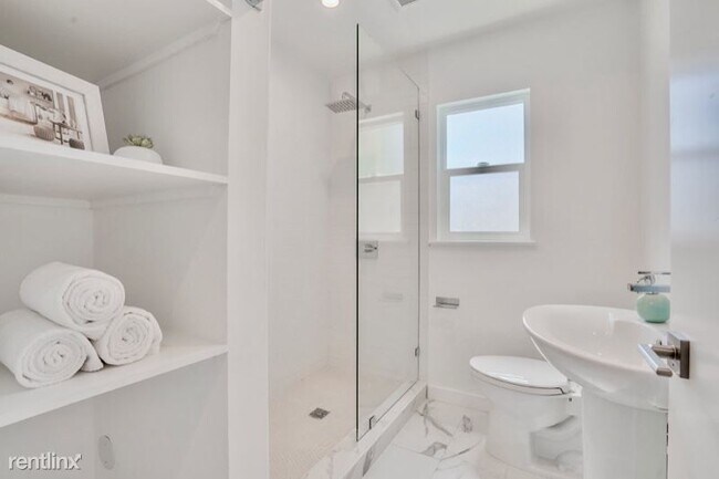 Building Photo - 2 br, 1 bath Apartment - 562 N Kenmore Ave