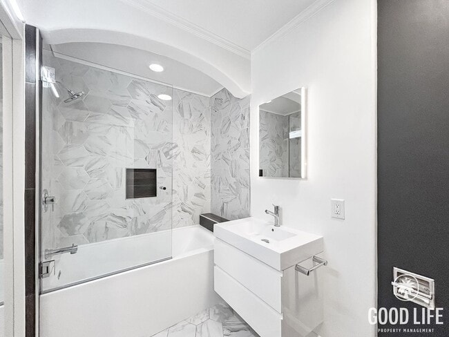 Building Photo - Beautiful 3BD/2.5BA W/ A/C and In-Unit Laundry in Mission Hills!