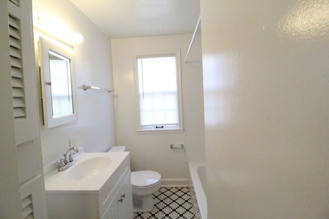 Building Photo - 320 E 28th Ave