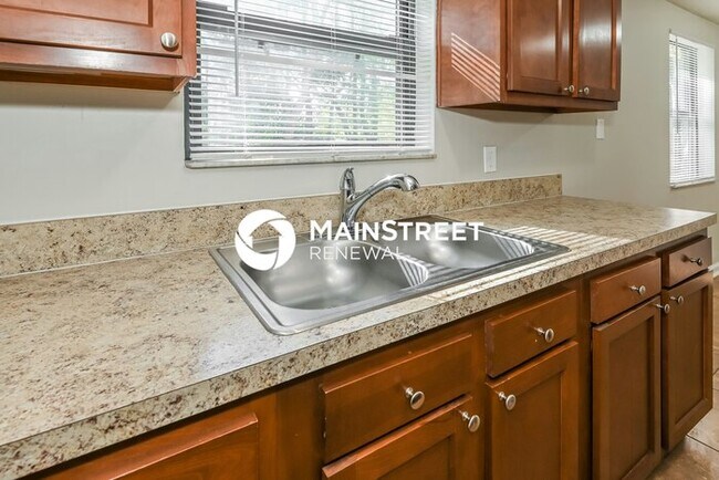 Building Photo - 4 Bedroom Pet-Friendly Home in Jacksonville, FL with Main Street Renewal