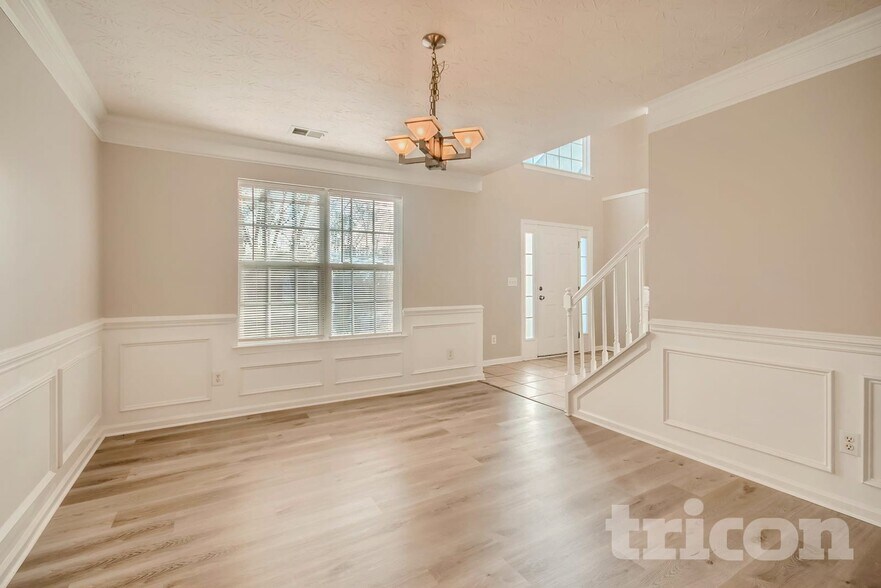 Building Photo - 5005 Eagle Creek Dr