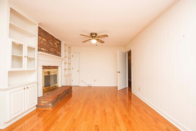 Building Photo - Halls 37938 - 4 bedroom, bath home with 4 garage spaces - Call Susan Niedergeses 865-300-4722