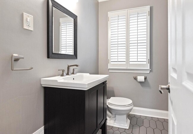 Building Photo - 986 Smith Ave