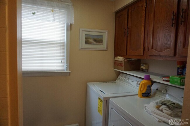 Building Photo - 493 Somerset Ln