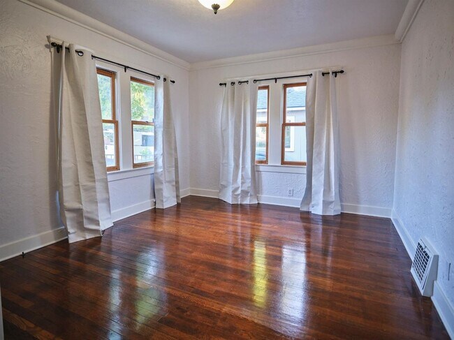 Building Photo - Charming 3 Bedroom in Historical Tower District