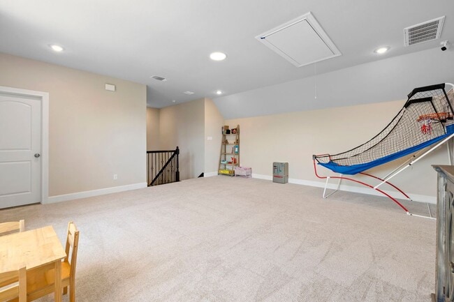 Building Photo - 1747 Dunvegan Pk