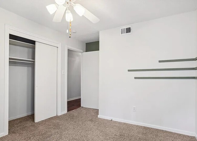 Building Photo - 4346 Manhassett Dr