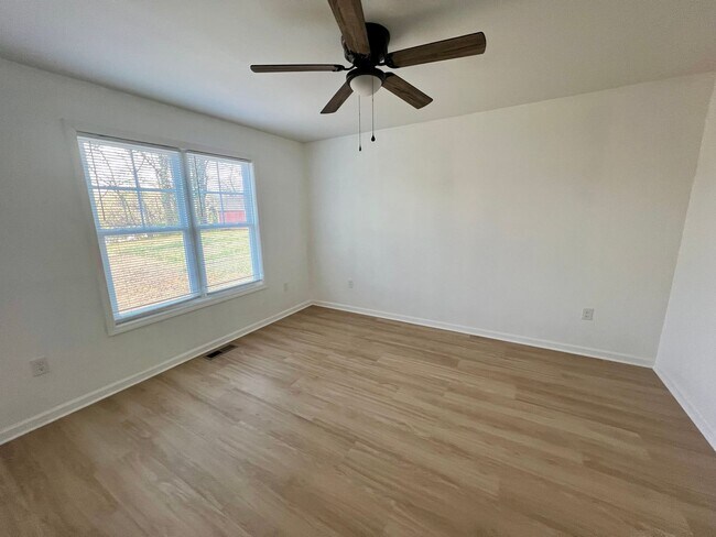 Building Photo - Charming 2-Bedroom Home with Modern Updates – Convenient Roanoke Location