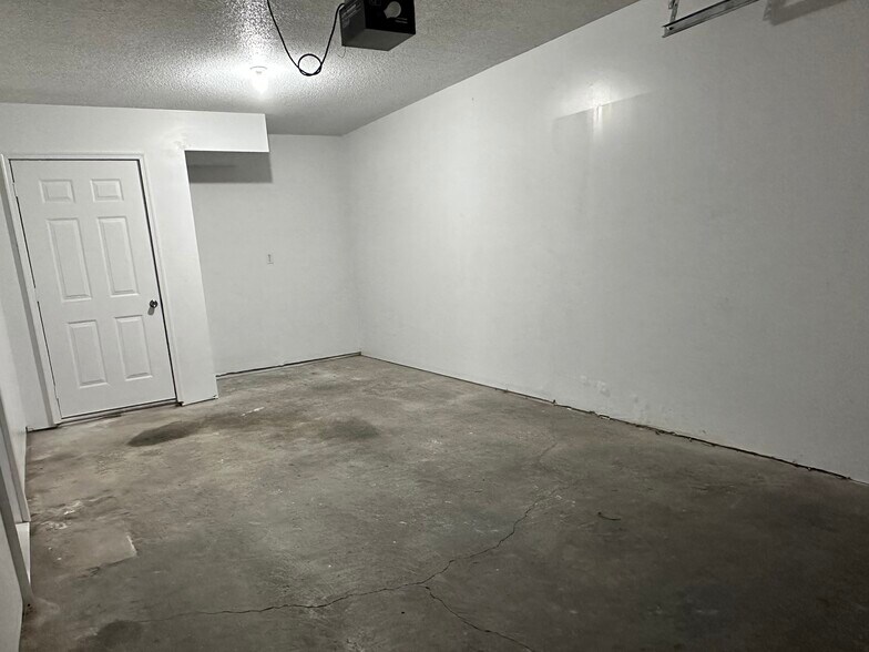 Garage - 502 Meadow Ln