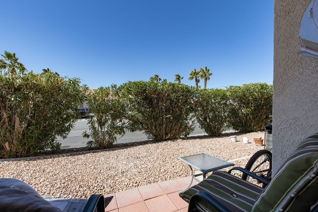 Building Photo - Scenic View Community two-story townhouse ...