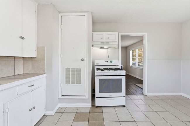 Building Photo - 729 13th Ave N