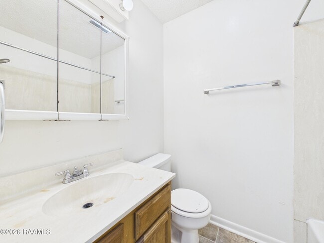 Building Photo - 112 Country Ln