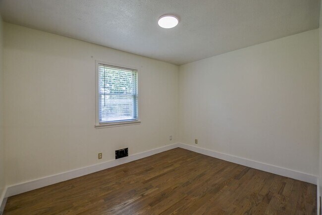 Building Photo - 1220 Ridge Rd