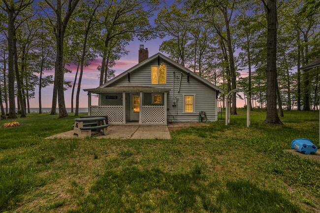 Building Photo - 2013 N Scenic Dr