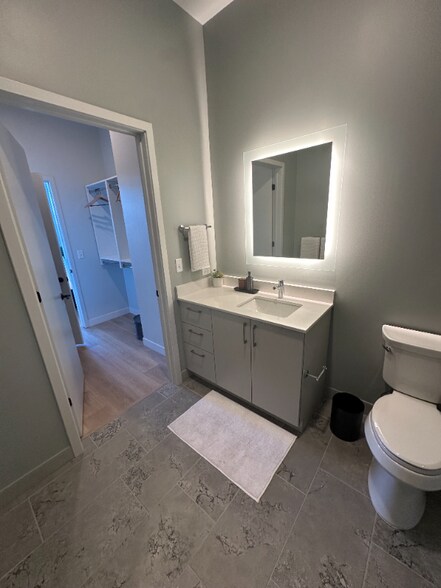 Building Photo - 1120 W Van Buren St