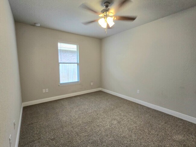 Building Photo - 3-Bedroom Home - Parkside Commons