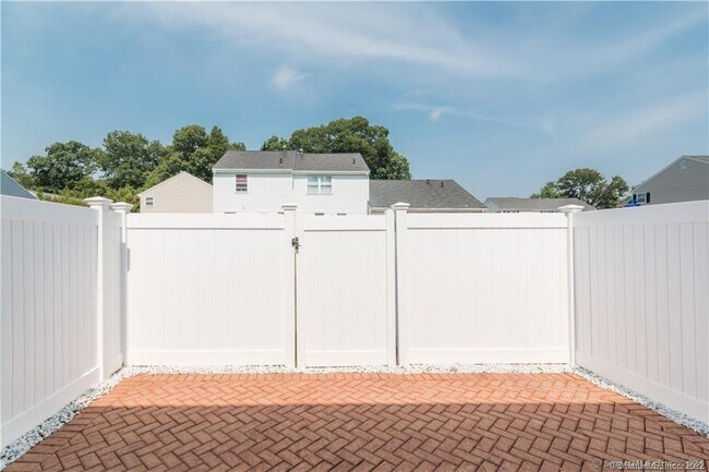 Building Photo - 6 Larkspur Ln