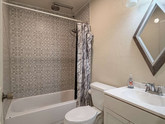 Building Photo - 2 Bedroom Home for Lease!!
