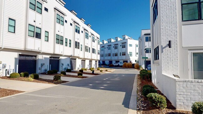 Building Photo - 1025 Wesley Terrace Ave - Elevated townhome living in the heart of Wesley Heights / FreeMoreWest