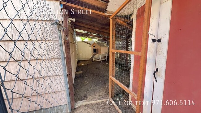 Building Photo - 5212 N Houghton St