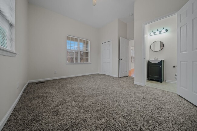 Building Photo - Spacious & Recently Renovated 4 Bedroom Home Available Now!!