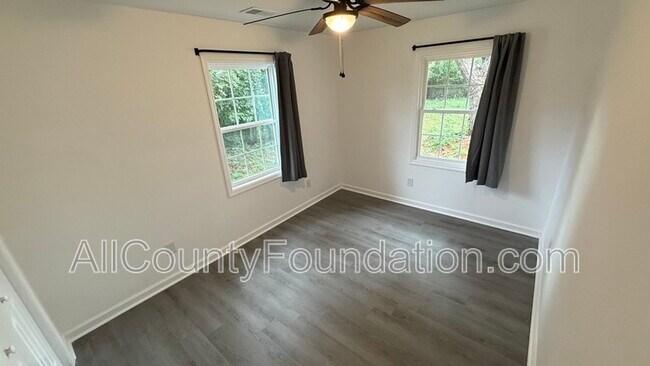 Building Photo - 212 Ellen St