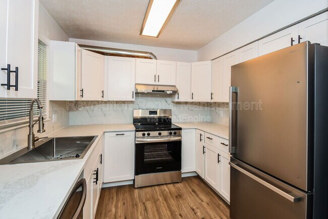 Building Photo - 1303 Sweet Pine Dr