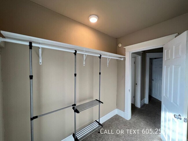 Building Photo - 4 Bedroom 2 Bathroom w/ Single Stall Garag...