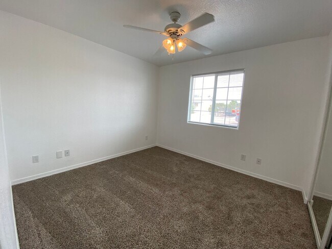 Building Photo - Great 3 Bedroom Home in Golden Valley on Pavement!