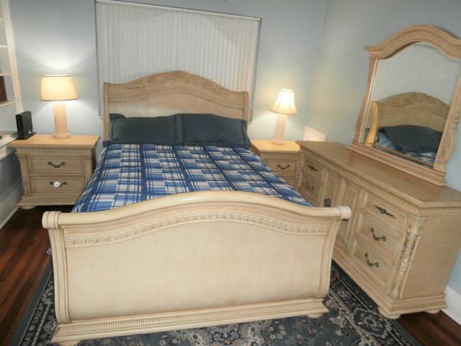 guest bedroom with Queen size bed - 1375 Alcazar Ave