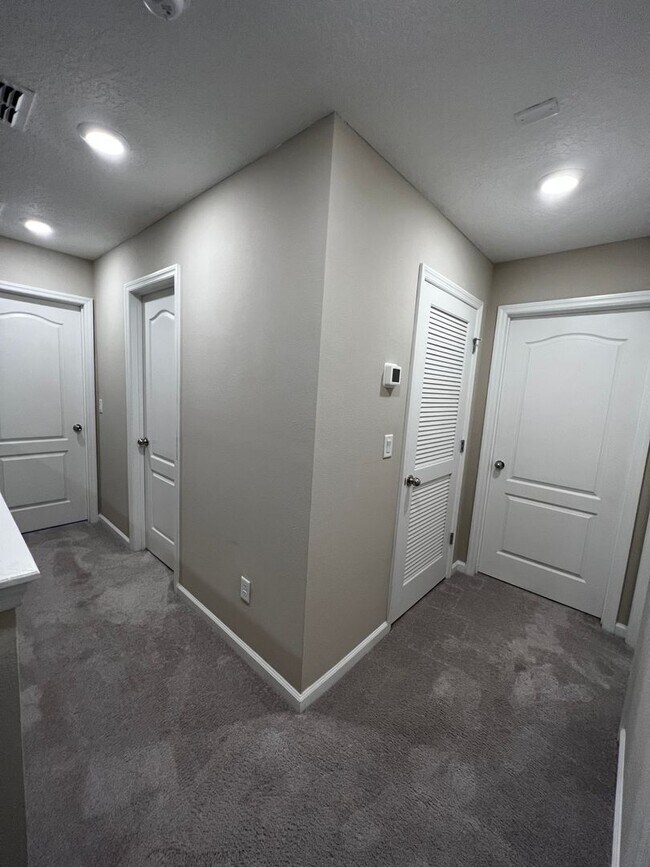 Building Photo - Beautiful 3 Bed 2.5 Bath Townhome with att...