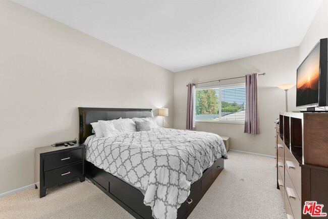 Building Photo - 612 S Barrington Ave