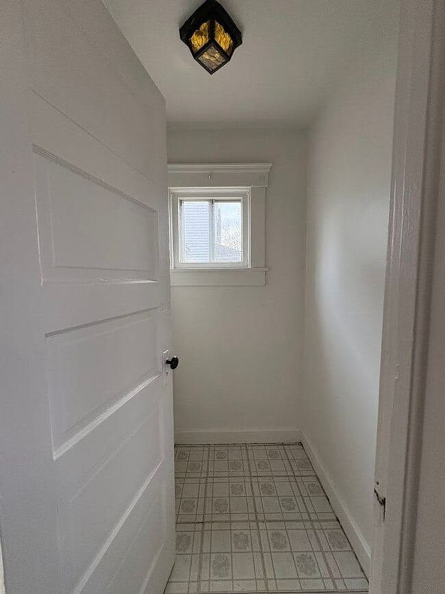 Building Photo - Large 4 bedrooms 2 full bathroom home for rent