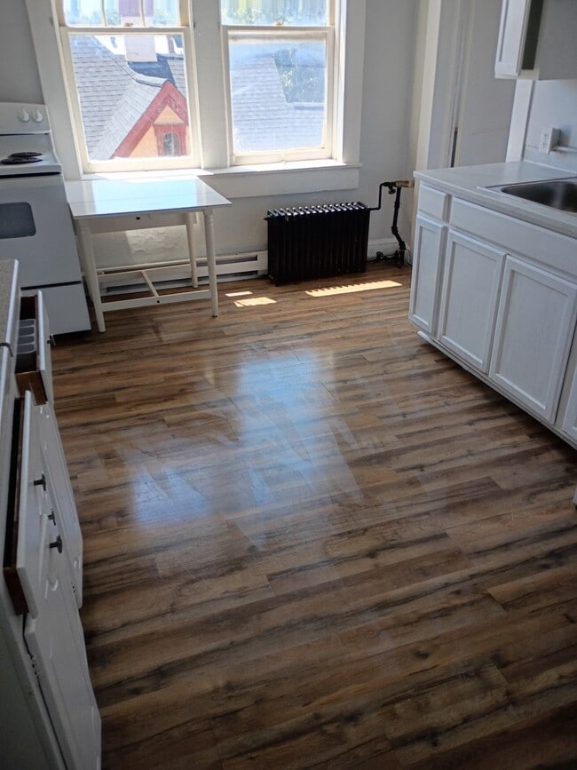 Building Photo - 207 S Maple Ave