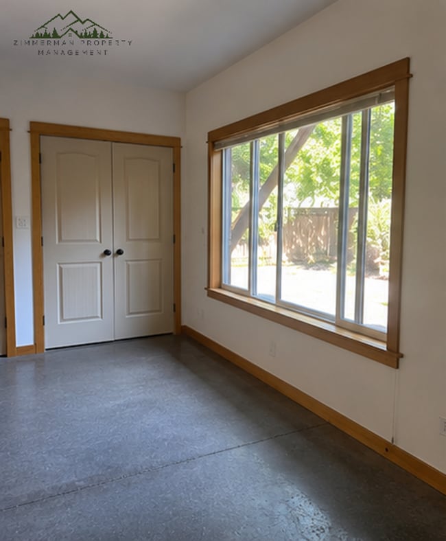 Building Photo - 2 bedroom 1 bathroom townhouse