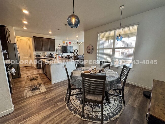 Building Photo - Luxurious fully-furnished home in Dove Vil...