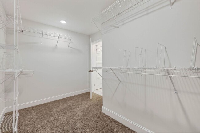 Building Photo - 4 Bedroom Pet Friendly Home For Rent with Club House, Comm. Pool, & Comm Gym Access!