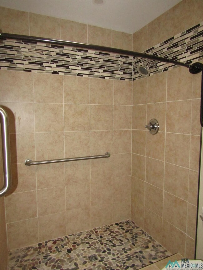 Building Photo - 1915 Villa Dr