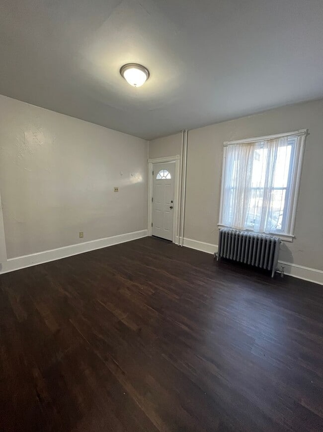 Building Photo - Charming three-bedroom row house available for rent in the desirable Nazareth