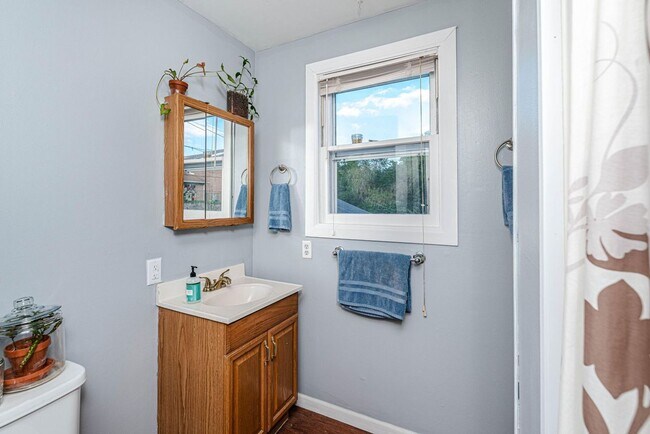 Building Photo - Darling 3 Bed 1 Bath Home