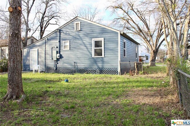 Building Photo - 1409 E Mistletoe Ave