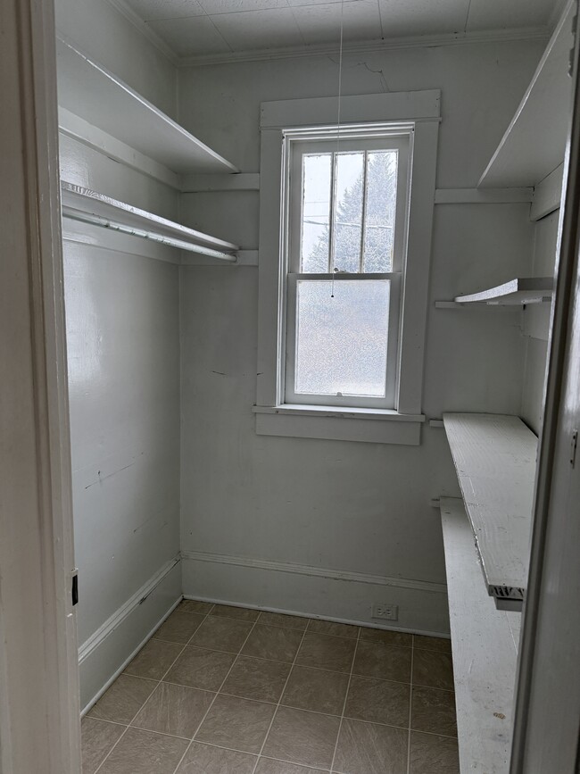 Building Photo - 914 W King St